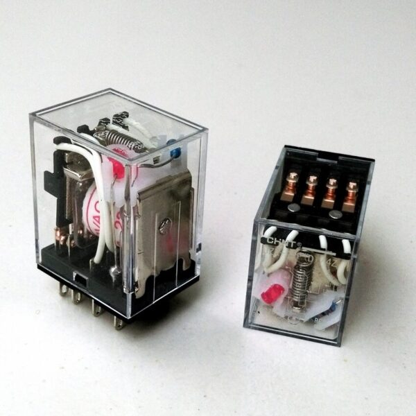 RELÉ MINIATURA DE POTENCIA MARCA CHINT SERIE JZX-22F (D) 5 AMPERIOS / 2 POLOS CONMUTADOS (2Z / DPDT) 8 PINES PLANOS CONTROL BOBINA 240 VAC (RANGO 85% A 110%) NORMADO CE / UL