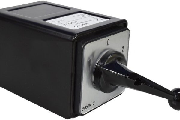 TRANSFERENCIA EN CAJA METALICA, 3X30A, 220VAC