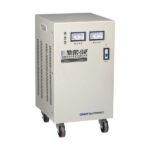REGULADOR DE VOLTAJE TIPO TRANSFORMADOR AUTOMATICO MARCA CHINT SERIE TND1 CAPACIDAD 15 KVA 1F VOLTAJE DE ENTRADA 160 A 250 VAC VOLTAJE DE SALIDA 220 VAC REGULABLE. CARGAS INDUCTIVAS/CAPACITIVAS DIMENSIONAR 2.5 A 3 VECES LA P NOMINAL. NORMADO CE/IEC