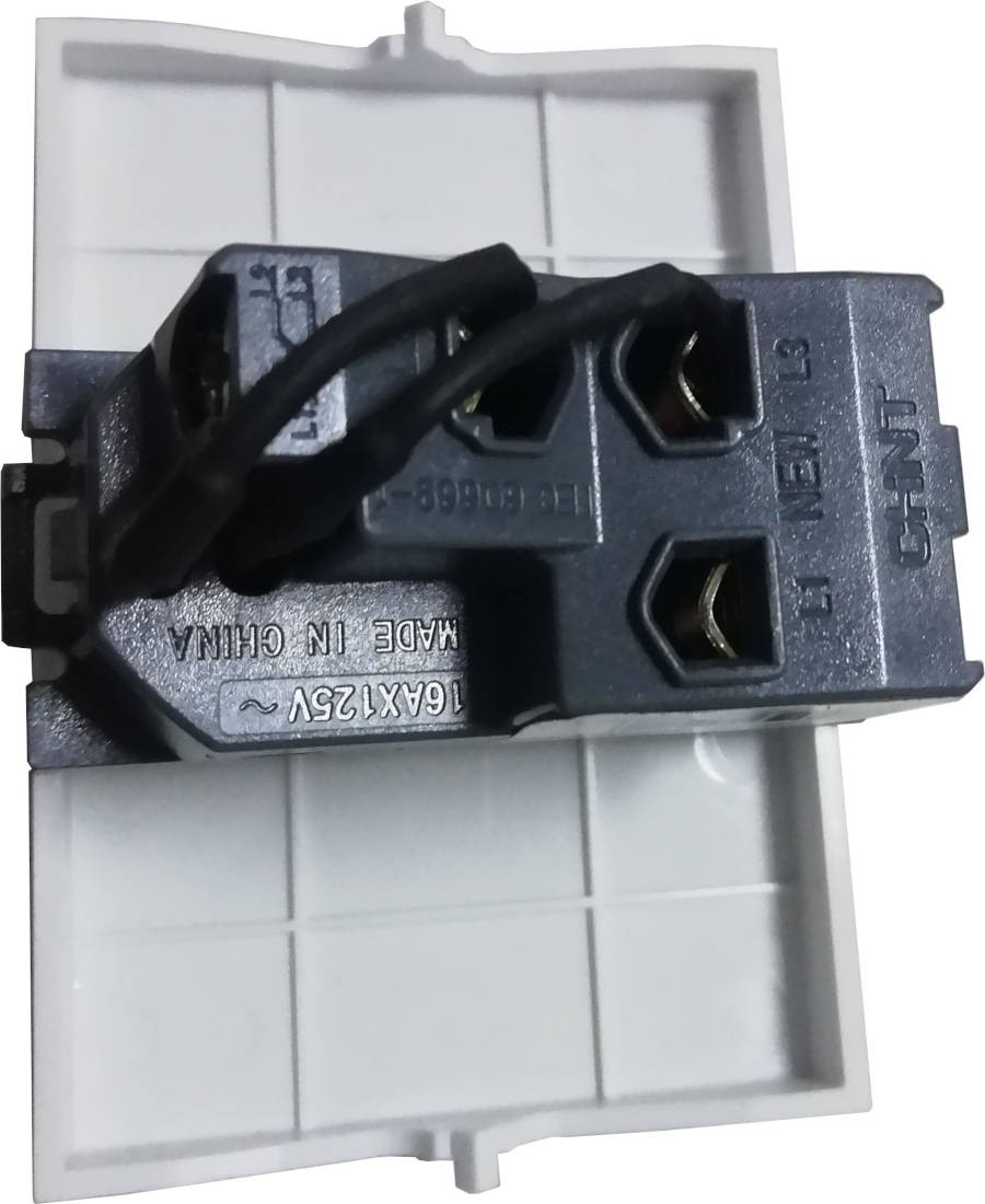04-30-062_1.jpg MODULO INTERRUPTOR 3 VIAS 3 GANG 16A 125V BLANCO C/ LUZ INDICADORA NEW3-V CHINT - Image 1
