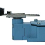 INTERRUPTOR FINAL DE CARRERA AZUL, RIEL METALICO AJUSTABLE Y ROLDANA GRANDE DE HULE, IP65, 1NO/1NC, 10A 250VAC, TM