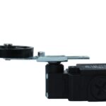 INTERRUPTOR FINAL DE CARRERA NEGRO COMPACTO, RIEL METALICO AJUSTABLE Y ROLDANA GRANDE DE HULE, IP65, 1NO/1NC, 10A 250VAC AC15, TM