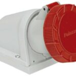TOMA INDUSTRIAL MONTAJE DE SOBREPONER (PARCHE) CORRIENTE 32 AMP CONFIGURACION ELECTRICA 3 POLOS + TIERRA COLOR ROJO NIVEL DE TENSION 380-415V 50-60HZ HORARIO 6H GRADO DE PROTECCION IP67