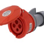 TOMA INDUSTRIAL MONTAJE AEREO CORRIENTE 32 AMP CONFIGURACION ELECTRICA 3 POLOS + TIERRA COLOR ROJO NIVEL DE TENSION 380-415V 50-60HZ HORARIO 6H GRADO DE PROTECCION IP44