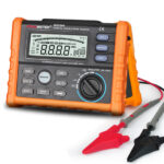 MEDIDOR DE AISLAMIENTO MARCA PEAKMETER RANGO DE AISLAMIENTO 250V (250MOHMS), 500V (500MOHMS), 1000V (1MOHMS), 2500V (100GOHMS) MEDICION DE VOLTAJE DC 1000VDC, MEDICION DE VOLTAJE AC 750VAC, MEDICION DE RESISTENCIA 200 OHMSINCLUYE 2 CABLES 2 PUNTAS TI
