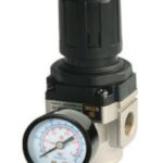REGULADOR DE PRESION CON MANOMETRO, RANGO DE PRESION 7-145PSI, FLUJO HASTA 2500 L/MIN, 3/8 PULG NPT